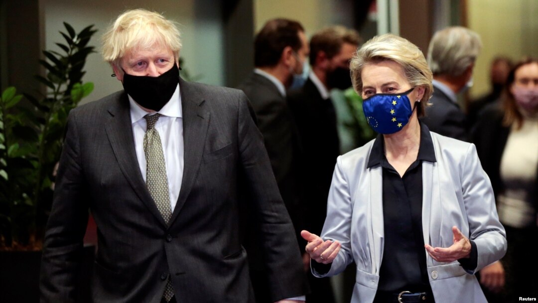 PM Inggris Boris Johnson (kiri) dan Presiden Komisi Eropa Ursula von Der Leyen di Brussel, Belgia.