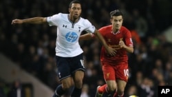 Philippe Coutinho de Liverpool, à droite, en duel avec Moussa Dembélé de Tottenham, lors d’un match entre Tottenham Hotspur et Liverpool au stade White Hart Lane à Londres, Angleterre, 15 décembre 2013.