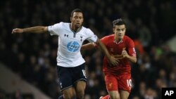 Moussa Dembélé de Tottenham, à gauche, en duel avec Philippe Coutinho de Liverpool lors d’un match entre Tottenham Hotspur et Liverpool, le 15 décembre 2013.