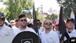 Gwoup sipremasis blan yo ki tap manifeste nan Charlottesville, Vrijini pou mande gouvènman lokal la pa retire estati kòmandan lame rebèl la gè sivil la, Jeneral Robert Edward Lee, ki sou plas Emansipasyon an. 12 out 2017. (Foto: Alan Goffinski via AP)