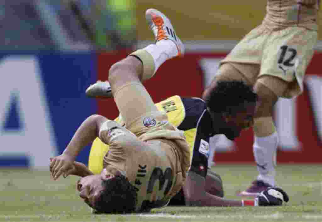 Egypt's Ahmed Tawfik, front, and Panama's goalkeeper Luis Mejia grimaces in pain after crashing during a U-20 World Cup group E soccer match in Barranquilla, Colombia, Monday, Aug. 1, 2011. (AP Photo/Fernando Llano)