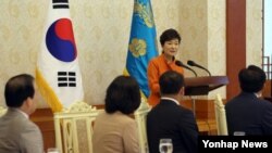 박근혜 한국 대통령이 2일 청와대에서 열린 중소기업인과의 오찬에서 인사말을 하고 있다.