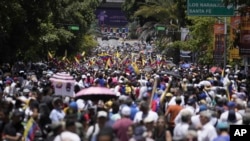 Partidarios se reúnen para manifestarse con la líder opositora María Corina Machado, en Caracas, Venezuela, el 3 de agosto de 2024.