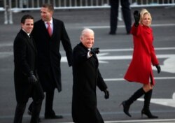 جیل بایدن همراه همسرش جو بایدن و دو پسرش هانتر و بو در رژه تحلیف اوباما