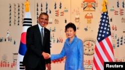 Presiden Amerika Serikat Barack Obama (kiri) dan Presiden Korea Selatan Park Geun-hye di Gedung Biru, kantor Kepresidenan Korea Selatan di Seoul (25/4).