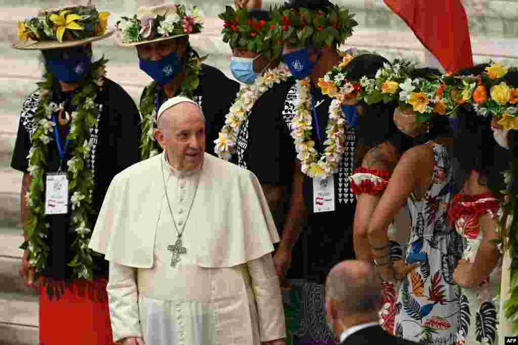 Pope Francis (C) poses with the faithful from Tahiti during his weekly general audience in Paul VI Audience Hall at the Vatican.