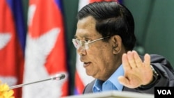 FILE - Prime Minister Hun Sen addresses environmental activists during the first national forum on “Protection and Conservation of Natural Resources,” on Monday, August 22, 2016 at Peace Palace in Phnom Penh. (Leng Len/VOA Khmer)