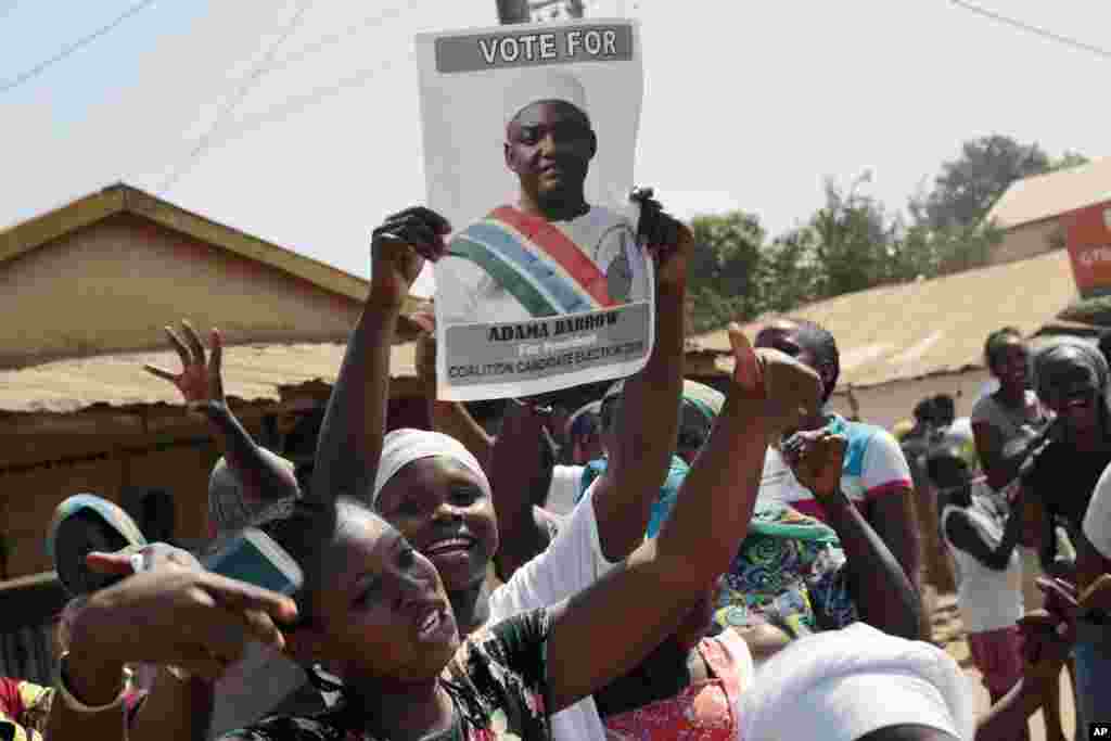 Des Gambiens jubilent dans les rues après l’annonce des résultats provisoires donnant vainqueur le candidat de la coalition de l’opposition Adama Barrow devant le président sortant Yahya Jammeh Serrekunda, Gambie, 2 décembre 2016