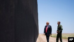El jefe de la Patrulla Fronteriza Rodney Scott le da al presidente Donald Trump un tour del muro fronterizo en San Luis Arizona.