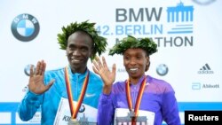 Eliud Kipchoge, à gauche et Cherono lors de leur victoire au marathon de Berlin, Allemagne, le 27 septembre 2015.