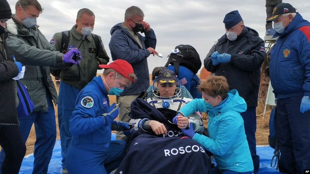 En esta imagen, distribuida por Rosaviatsiya, el astronauta de la NASA Chris Cassidy, sentado en una silla poco después de aterrizar en Kazajistán, en una sonda procedente de la Estación Espacial Internacional, el 22 de octubre de 2020. 
