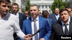 Presiden Ukraina Volodymyr Zelenskiy (kanan) bersama Serhiy Shefir (tengah), salah seorang pembantunya dan pengwalnya di Kyiv, Ukraina (foto: dok).