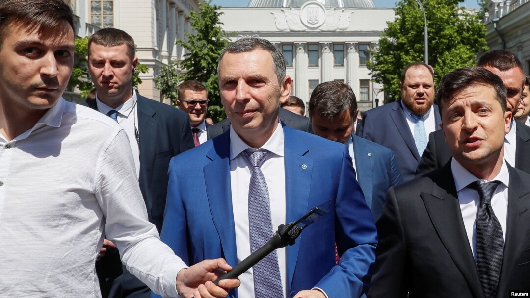 Predsednik Ukrajine Volodimir Zelenski u pratnji savetnika Serhija Šefira, u šetnji od parlamenta do zgrade predsedništva posle inauguracije u Kijevu u Ukrajini, 20. maja 2019. 