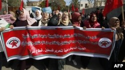 Para demonstran Palestina membawa spanduk dari Front Demokratik Pembebasan Palestina untuk memprotes rencana perdamaian usulan Presiden AS Donald Trump, dalam demonstrasi di Gaza City, 27 Januari 2020. (Foto: AFP)