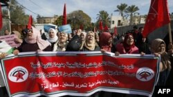 Para demonstran Palestina membawa spanduk dari Front Demokratik Pembebasan Palestina untuk memprotes rencana perdamaian usulan Presiden AS Donald Trump, dalam demonstrasi di Gaza City, 27 Januari 2020. (Foto: AFP)