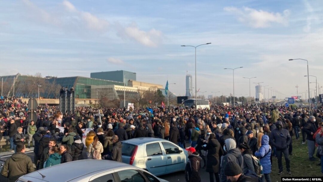Blokada međunarodnog autoputa kod mosta Gazela, u Novom Beogradu, 4. decembra 2021. (Foto: RFE/RL/Dušan Komarčević)