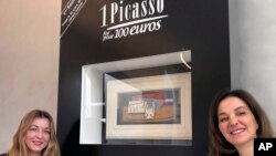 Sejarawan seni Arabelle Reille, kiri, dan produser televisi Peri Cochin berpose di Museum Picasso di Paris, di depan "Nature Morte," yang dilukis Pablo Picasso pada tahun 1921, Selasa, 3 Maret 2020. (Foto: AP)