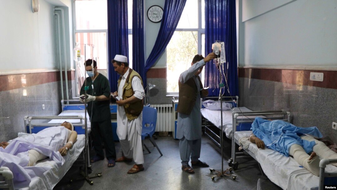 Para korban ledakan bom pinggir jalan di provinsi Herat, Afghanistan, dirawat di rumah sakit, 31 Juli 2019.
