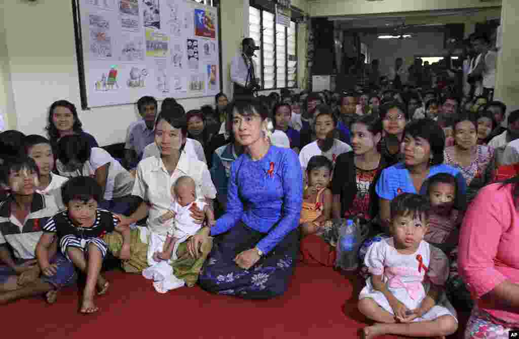 缅甸民主领袖、诺贝尔和平奖得主昂山素季在仰光参加防治艾滋病宣传活动。(AP)