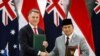 Menteri Pertahanan Indonesia/presiden terpilih Prabowo Subianto (kanan) dan Wakil Perdana Menteri/Menteri Pertahanan Australia Richard Marles seusai penandatanganan DCAAustralia-Indonesia di Akademi Militer di Magelang, 29 Agustus 2024. (DEVI RAHMAN / AFP)