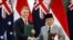 Menteri Pertahanan Indonesia/presiden terpilih Prabowo Subianto (kanan) dan Wakil Perdana Menteri/Menteri Pertahanan Australia Richard Marles seusai penandatanganan DCAAustralia-Indonesia di Akademi Militer di Magelang, 29 Agustus 2024. (DEVI RAHMAN / AFP)