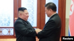 (ພາບ​ໃນ​ແຟມ) ທ່ານ Kim Jong Un, ຜູ້​ນຳ​ເກົາຫຼີ​ເໜືອ​ພົບ​ກັຍ ປະ​ທານ​ປະ​ເທດ​ຈີນ, ທ່ານ​ສີ ຈິ້ນ​ຜິງ, ໃນ​ນະ​ຄອນ​ຫລວງ​ປັກ​ກິ່ງຂອງ​ຈີນ (ພາບ​ເອົາ​ມາ​ພິມເຜີຍ​ແຜ່ ໂດຍ​ອົງ​ການ​ຂ່າວ​ສູນ​ກາງ​ຂອງ​ເຫົາ​ຫລີ​ເໜືອ, ວັນ​ທີ 10 ມັງ​ກອນ, 2019.