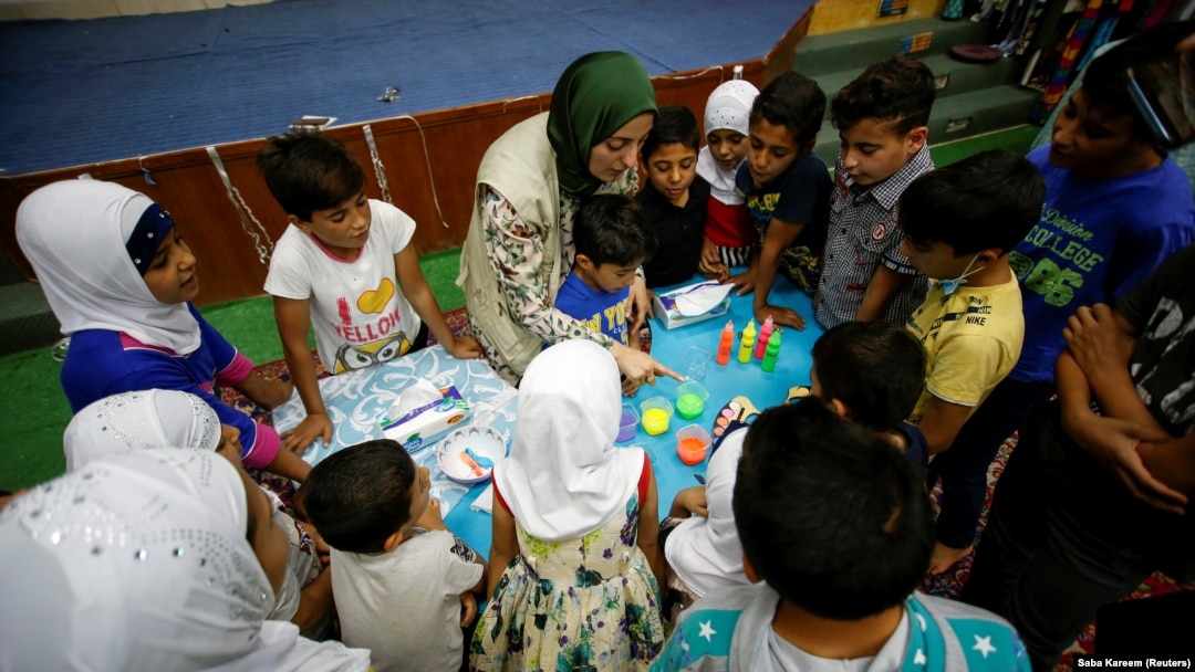 Ibu tunggal Irak Marwa Raed Taha, yang bekerja sebagai sukarelawan, mengajar anak-anak, di penampungan Amiriya di Baghdad, Irak, 21 April 2021. (Foto: REUTERS/Saba Kareem)