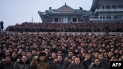 Para peserta mengikuti demonstrasi massal untuk mendukung pidato tahun baru yang disampaikan oleh pemimpin Korea Utara Kim Jong-un di lapangan Kim Il-Sung, Pyongyang, 4 Januari 2018. (Foto: dok).