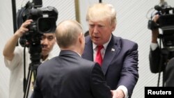 Presiden AS Donald Trump bertemu Presiden Rusia Vladimir Putin di sela KTT APEC di Danang, Vietnam, Sabtu (11/11). 