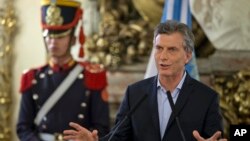 El gobierno de Macri ya obtuvo autorización parlamentaria para endeudarse hasta unos $ 12.500 millones de dólares, una de las mayores emisiones de un país en desarrollo desde 1996.