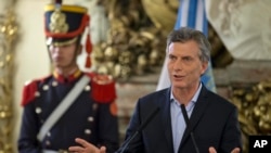 Président Mauricio Macri de l'Argentine donne une déclaration à la maison du gouvernement à Buenos Aires , Argentine , le jeudi 7 Avril 2016. (AP Photo/Natacha Pisarenko)