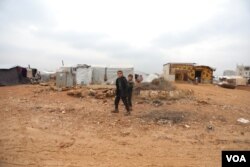 Human Rights Watch says 2 million displaced children in Syria are currently not going to school. Pictured in Idlib, Syria, Dec. 1, 2020. (VOA)