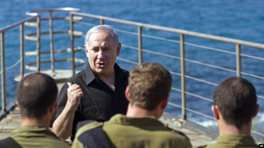 Israel's Prime Minister Benjamin Netanyahu stands with naval commandos during his visit to the Atlit naval base near the northern city of Haifa, October 26, 2010 (file photo)
