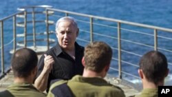 Israel's Prime Minister Benjamin Netanyahu stands with naval commandos during his visit to the Atlit naval base near the northern city of Haifa, October 26, 2010 (file photo)