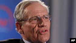 Archivo. El experiodista del Washington Post, Bob Woodward, en una foto del 11 de junio de 2012, durante un evento del periódico para conmemorar el 40 aniversario de Watergate, el escándalo que llevó a la renuncia del presidente Richard Nixon y que Woodward ayudó a revelar. 