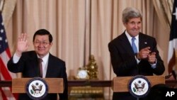 Ngoại trưởng MỹJohn Kerry và Chủ tịch nước Trương Tấn Sang trong bữa tiệc trưa tại Bộ Ngoại giao ở Washington, ngày 24/7/2013.