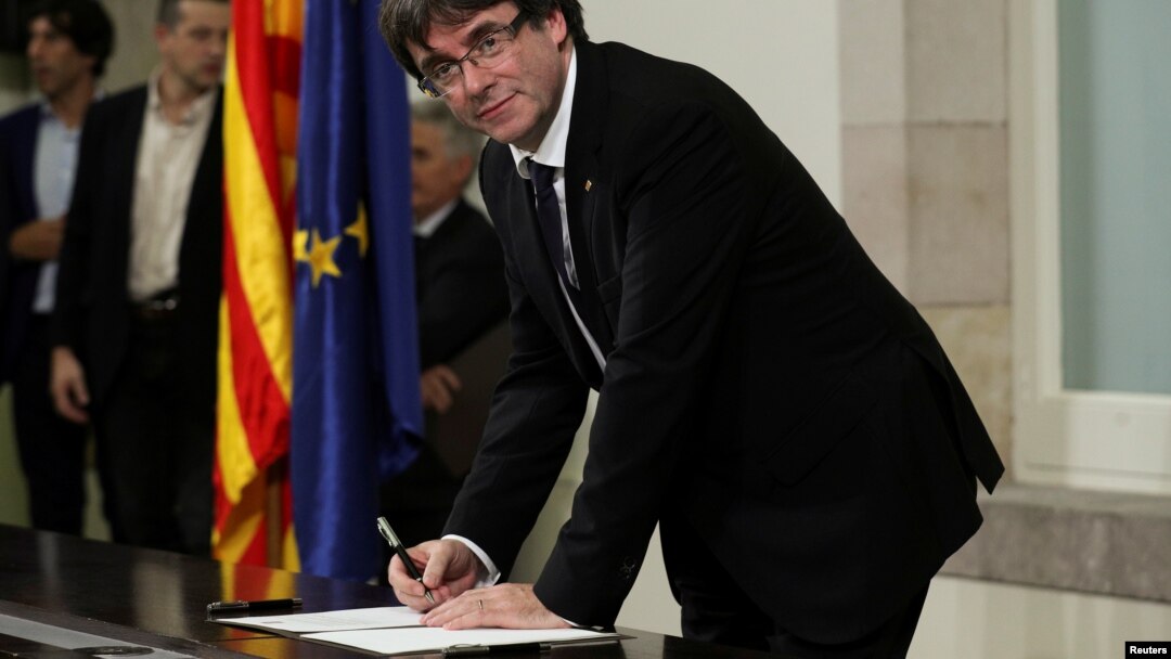 Presiden Catalonia Carles Puigdemont menandatangani deklarasi kemerdekaan di Parlemen Wilayah Catalan di Barcelona, Spanyol, 10 Oktober 2017.