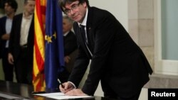 Presiden Catalonia Carles Puigdemont menandatangani deklarasi kemerdekaan di Parlemen Wilayah Catalan di Barcelona, Spanyol, 10 Oktober 2017.