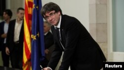 El presidente catalán Carles Puigdemont firmó una declaración de independencia en el Parlamento regional en Barcelona el 10 de octubre de 2017, pero después pidió una postergación.