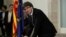 El presidente catalán Carles Puigdemont firmó una declaración de independencia en el Parlamento regional en Barcelona el 10 de octubre de 2017, pero después pidió una postergación.