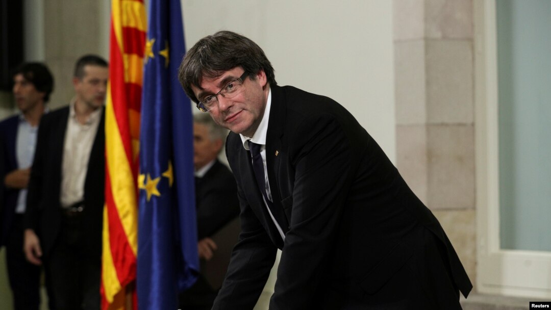 Carles Puigdemont assinando a declaração de independência da Catalunha em Barcelona, Espanha, 10 de Outubro, 2017.