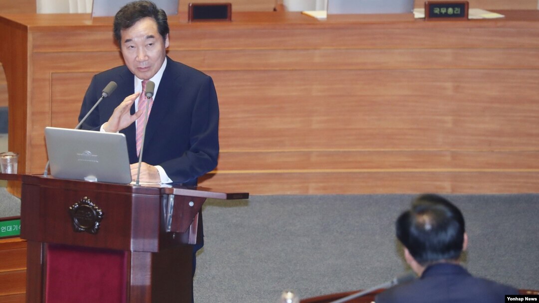 이낙연 한국 국무총리가 지난 12일 국회 본회의에서 열린 외교·통일·안보 분야 대정부질문에서 한반도 전술핵 배치 반대 입장에 대해 설명하고 있다.