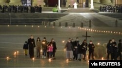 Uskršnja služba na gotovo praznom Trgu Svetog Petra u Vatikanu, 2. april 2021. godine (Foto: Vatican Media/Rojters)