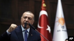 Presiden Turki Recep Tayyip Erdogan berpidato di hadapan para legislator partai berkuasa di Parlemen, di Ankara, Rabu, 16 Oktober 2019. (Foto: AP)