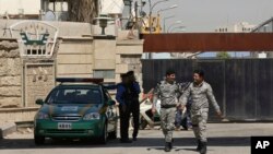 Pasukan keamanan Irak menjaga gerbang utama Pameran Internasional Baghdad tempat penyimpanan kotak suara menjelang penghitungan ulang di Baghdad, Irak, 9 Juli 2018.