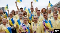 Еліна Світоліна з делегацією України на борту човна під час плавучого параду на річці Сена до церемонії відкриття Олімпійських ігор в Парижі 2024. Clodagh Kilcoyne/POOL/AFP