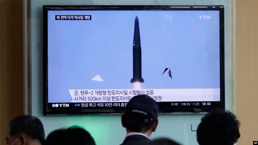 Warga menonton berita televisi yang menunjukkan uji coba rudal Korea Utara di stasiun kereta api Seoul, Korea Selatan, 3 Juni 2015. (AP/Ahn Young-joon)