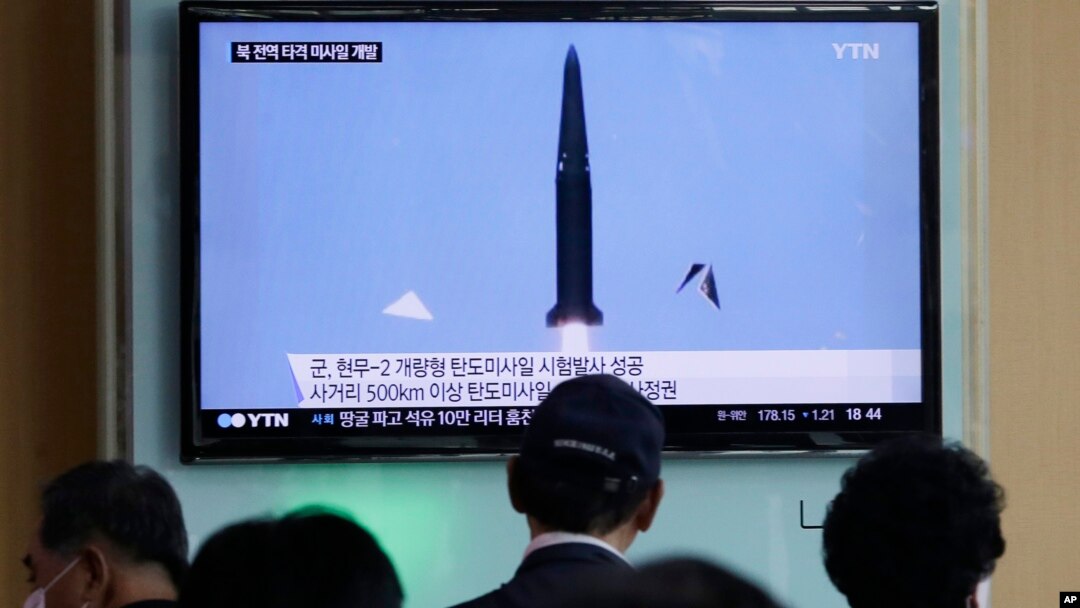 Warga Seoul menyaksikan lewat TV ujicoba misil balistik Korea Selatan, Rabu (3/6).