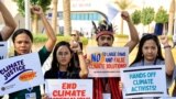 Aktivis memegang plakat dan meneriakkan slogan-slogan saat melakukan aksi protes pada Konferensi Perubahan Iklim PBB COP28 di Dubai, Uni Emirat Arab, Rabu 6 Desember 2023.