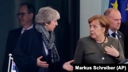 Rencontre de Theresa May avec la chancelière allemande Angela Merkel, à Berlin, en Allemagne, le mardi 9 avril 2019. (AP Photo/Markus Schreiber)